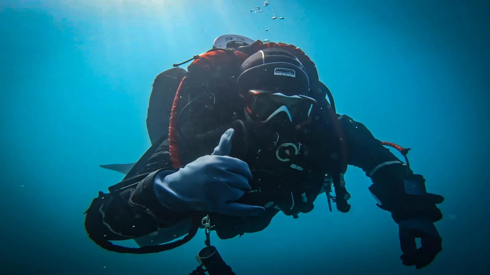 Taucher gibt unter Wasser das OK-Zeichen